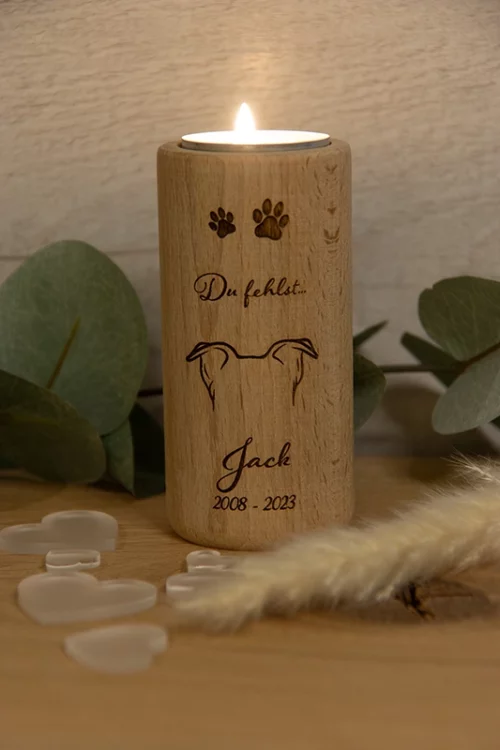 Trauerlicht Hund rund, aus Buchenholz, Höhe 10 cm, personalisiert mit Spruch, Hundepfoten, Hundeohren, Namen, Geburts- und Sterbejahr. Mit einem brennenden Teelicht, dekoriert auf einem Holztisch