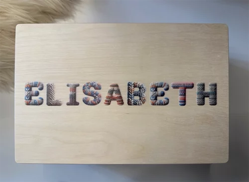 Personalisierte Erinnerungsbox aus Kiefernholz. Der aufgedruckte Name Elisabetz erscheint in einem besonderen Stil, der an gehäkelte Buchstaben erinnert.