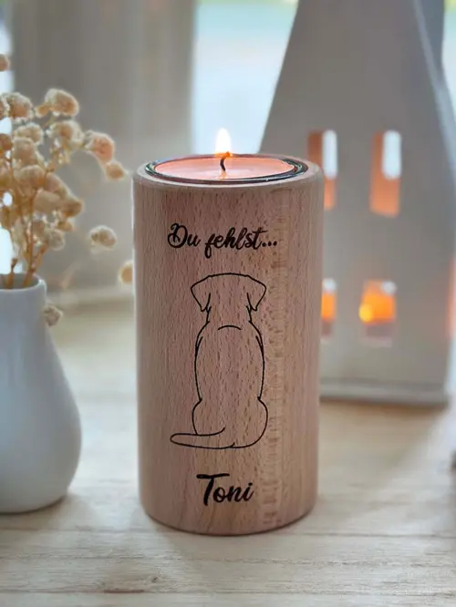 Runder Teelichthalter Hund, Erinnerungslicht, aus Buchenholz, Höhe 10 cm, mit Lasergravur Spruch, Hundesilhouette und Namen, dekoriert auf Holztisch