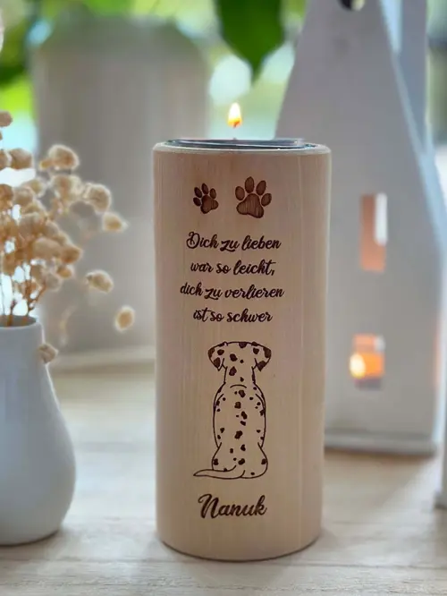 Runder Teelichthalter Hund, Erinnerungslicht, aus Buchenholz, Höhe 12 cm, mit Lasergravur Spruch, Hundesilhouette und Namen, dekoriert auf Holztisch