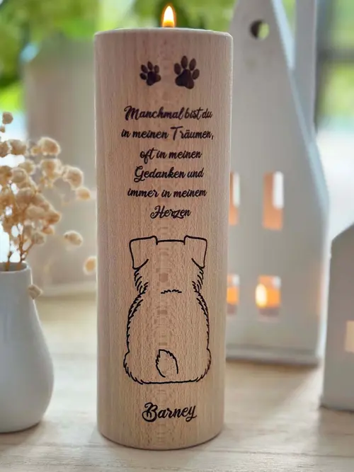 Runder Teelichthalter Hund, Erinnerungslicht, aus Buchenholz, Höhe 16 cm, mit Lasergravur Spruch, Hundesilhouette und Namen, dekoriert auf Holztisch