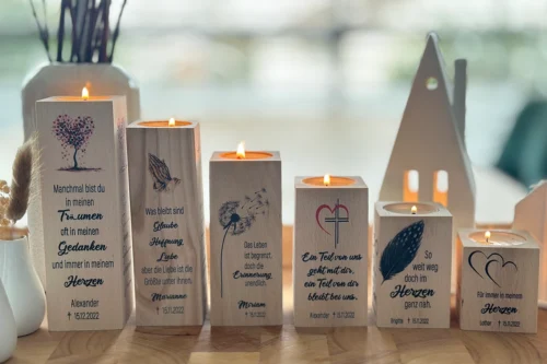 Trauerlicht, Teelichthalter quadratisch, aus Holz 6 - 16 cm, personalisiert mit Namen und Sterbedatum, stehend auf einem Holztisch