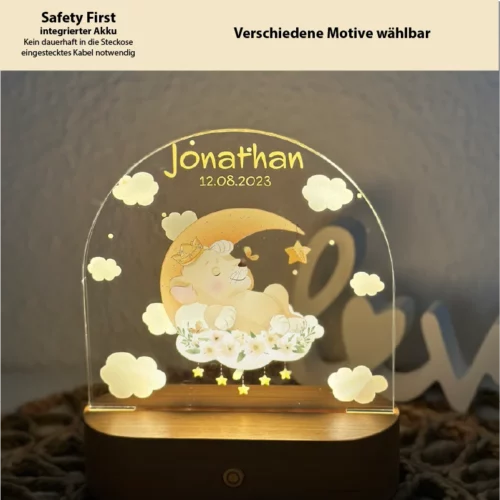 Nachtlicht LED für Kinder, ovaler, massiver Holzsockel mit Touchscreen, Acrylscheibe bedruckt mit auf einem Mond lliegenden Löwenbaby-Motiv in Aquarelloptik.