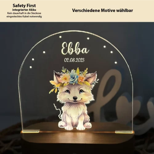 Nachtlicht für Kinder mit Tiermotiven - LED Nachlicht personalisiert, mit ovalem Holzsockel, Acrylscheibe oben halbrund, bedruckt mit einem Aquarell-Wolfbaby, mit einem Blumenkranz auf dem Kopf