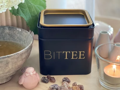 Mattchwarze, quadratische Teedose, mit goldenem Rand am Deckel, personalisiert mit goldenem Aufdruck "BITTEE"