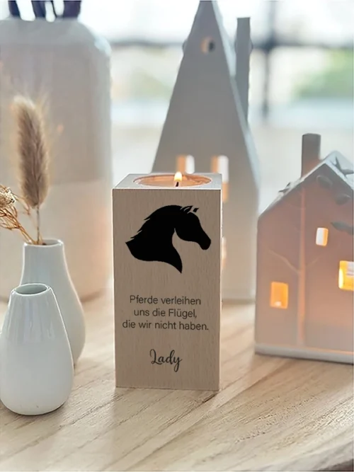 Trauerlicht Pferd aus Holz personalisierbar, quadratisch, Größe 10 cm, dekoriert auf einem Holztischdekoriert auf einem Holztisch