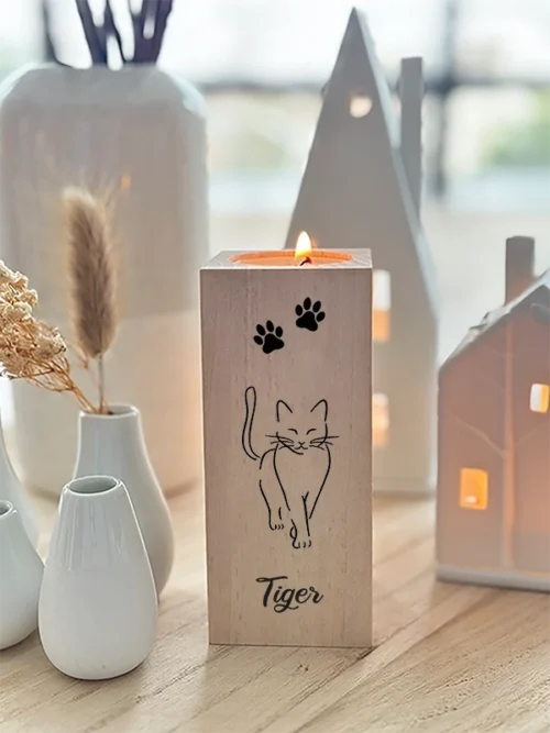 Trauerlicht Katze aus Holz personalisierbar quadratisch, Größe 12 cm, dekoriert auf einem Holztisch