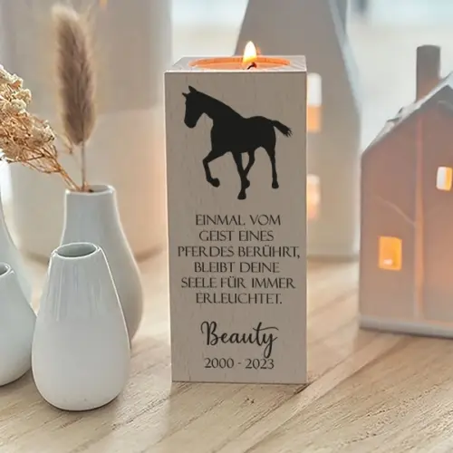 Trauerlicht Pferd aus Holz personalisierbar, quadratisch, Größe 12 cm, dekoriert auf einem Holztisch