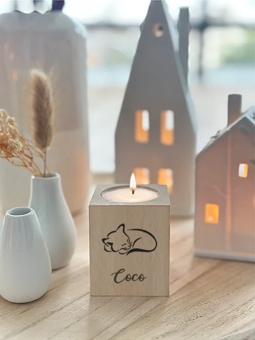 Trauerlicht Katze aus Holz personalisierbar quadratisch, Größe 6 cm, dekoriert auf einem Holztisch